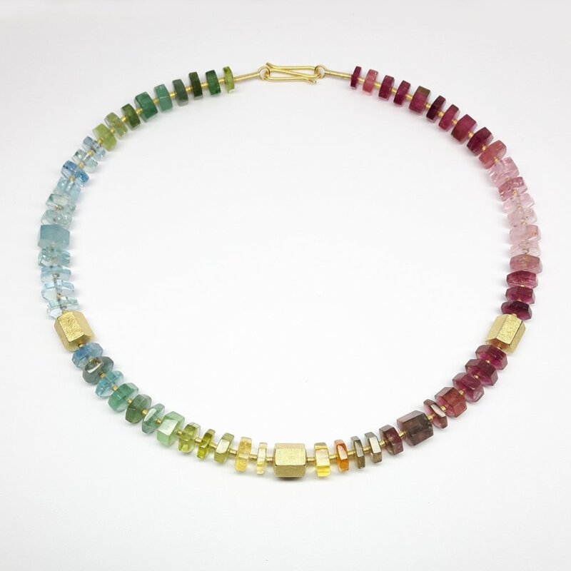 Collier en tourmaline, aigue-marine, morganite et béryl jaune de très belle qualité. Or jaune 18kt. Pièce unique.