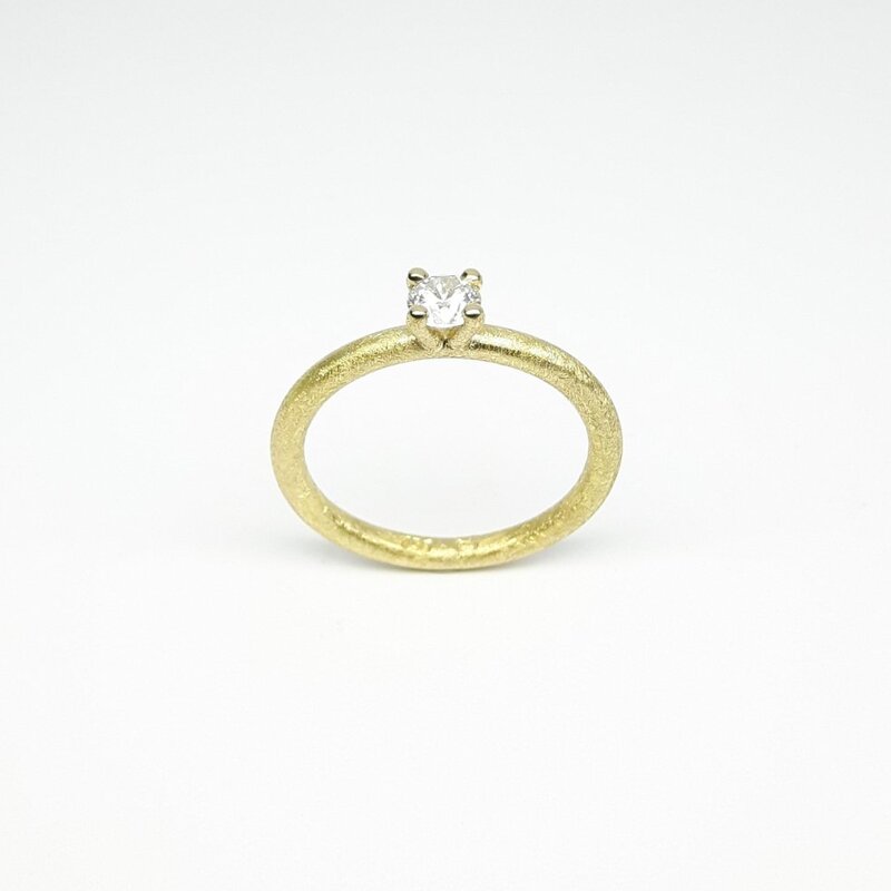 "queen", bague en or jaune 18kt et brillant Ø4mm à 0.25ct.