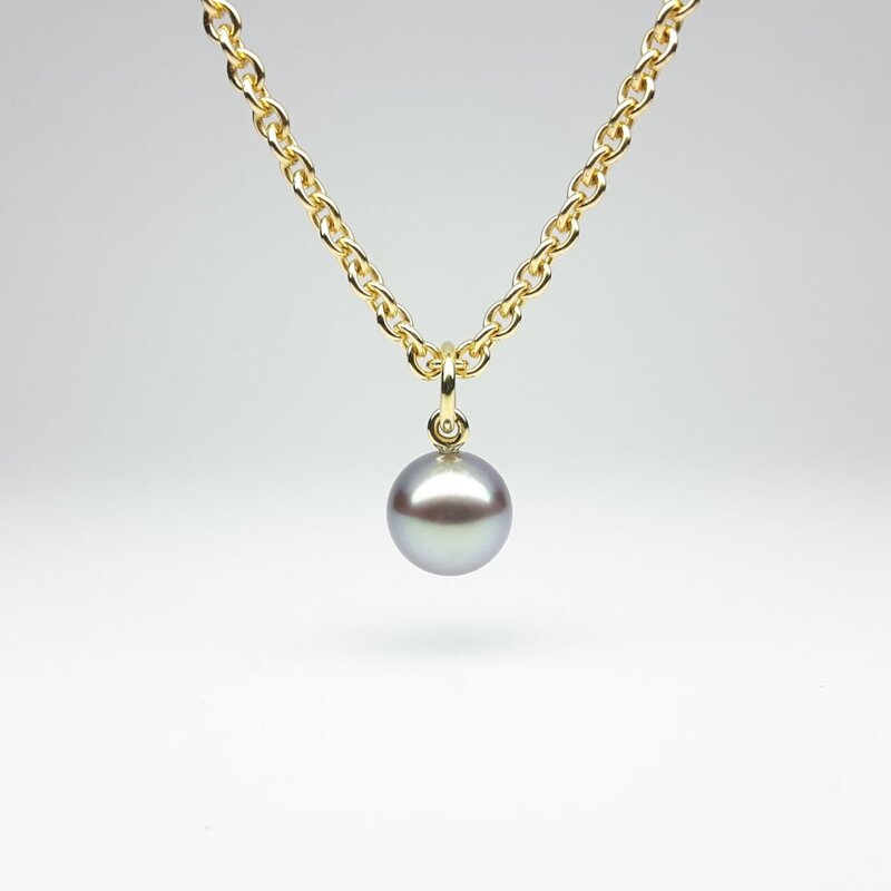 Pendentif en or jaune 18kt et perle de Tahiti grise Ø10,5mm.