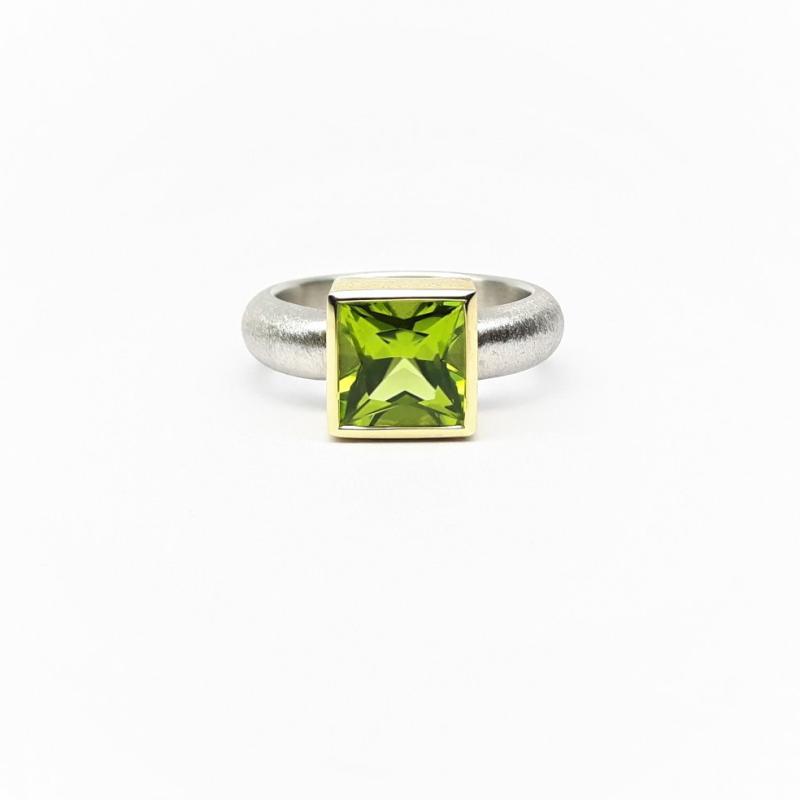 Bague en argent 925/-,  or jaune 18kt et péridot en taille princesse. pièce unique.