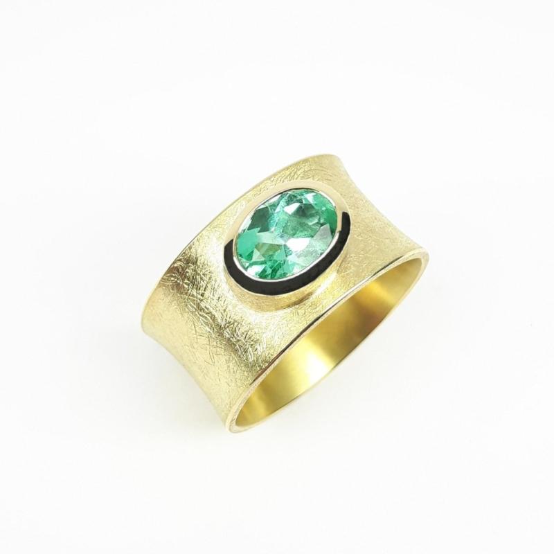 Bague en or jaune 18kt sertie d'une émeraude très lumineuse. Pièce unique. 