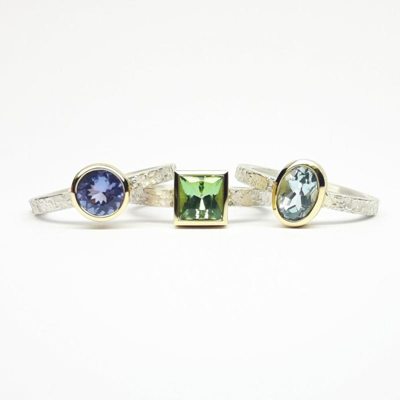 Bague martelée en argent 925/-, or jaune 18kt, sertie d'une aigue-marine. Pièce unique.