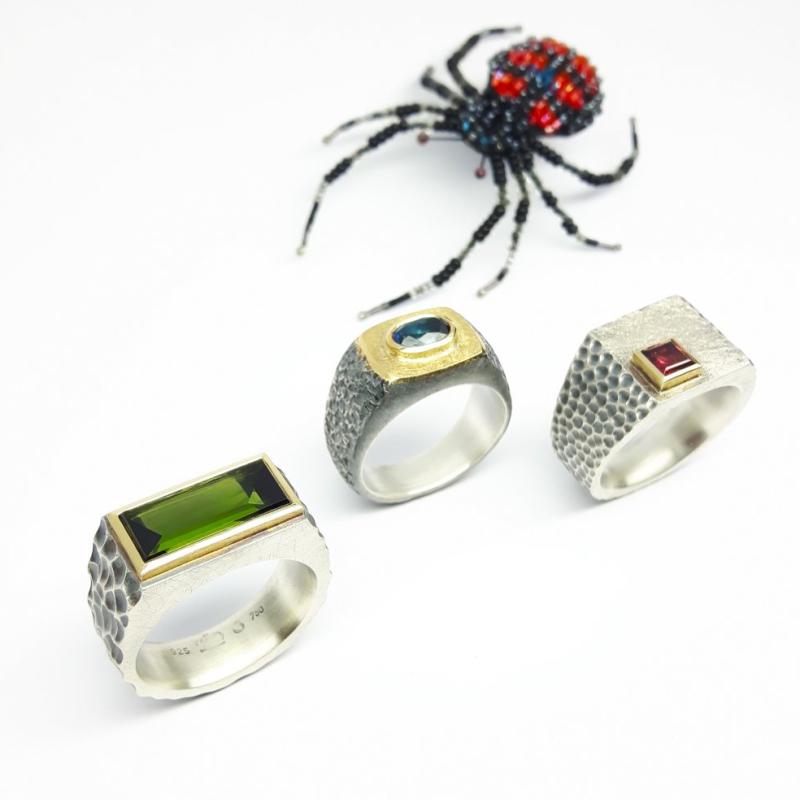 Bague homme en argent 925/-, or jaune 18kt et grenat rouge. Pièce unique.