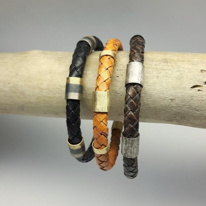 Bracelet en cuir et or jaune 18kt. 
