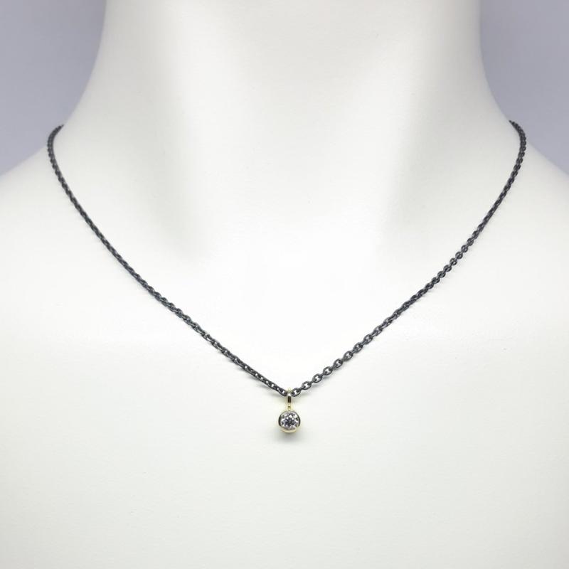 Pendentif en or blanc 18kt et brillant 0,25ct.